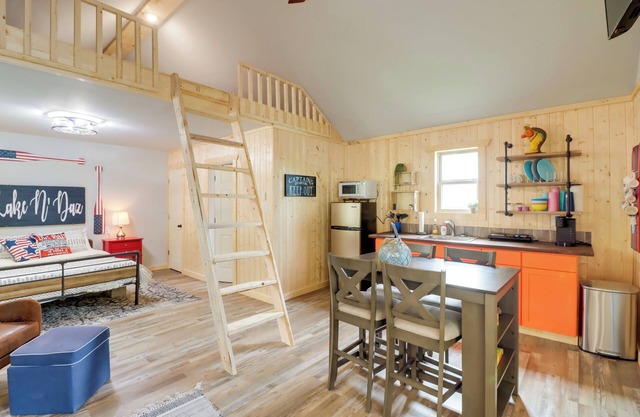 Beautiful Studio Cabin Near Greers Ferry Lake!