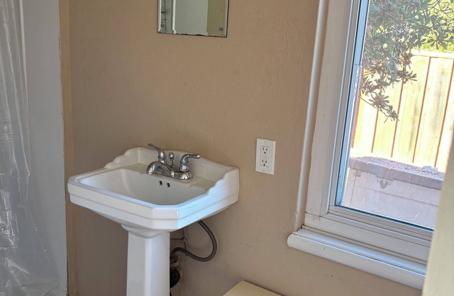 Beautiful Studio with private bath and private entry close to Bart