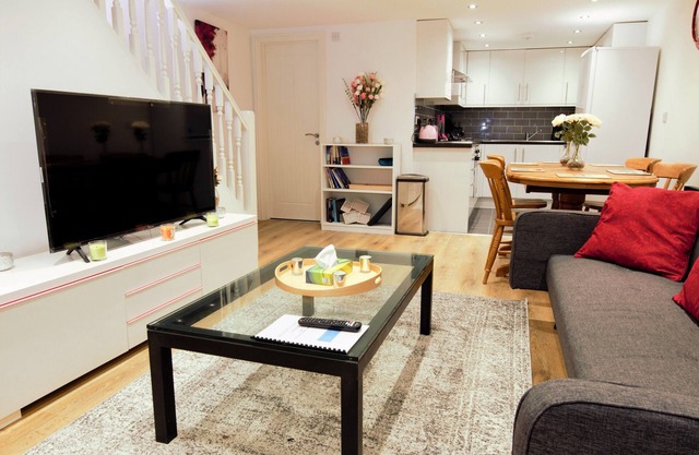 SCHÖNE STILVOLLE WOHNUNG MIT 2 SCHLAFZIMMERN IM HERZEN VON GREENWICH