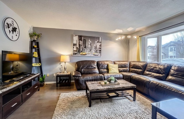 Beautiful stylish home with 3 bed rooms, a den and 2 full bathrooms