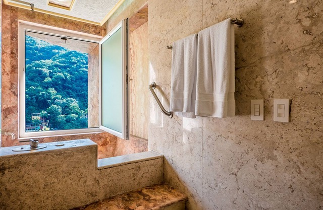 Schöne Suite mit zwei Kingsize-Betten und einer großen Terrasse mit Blick auf den Strand