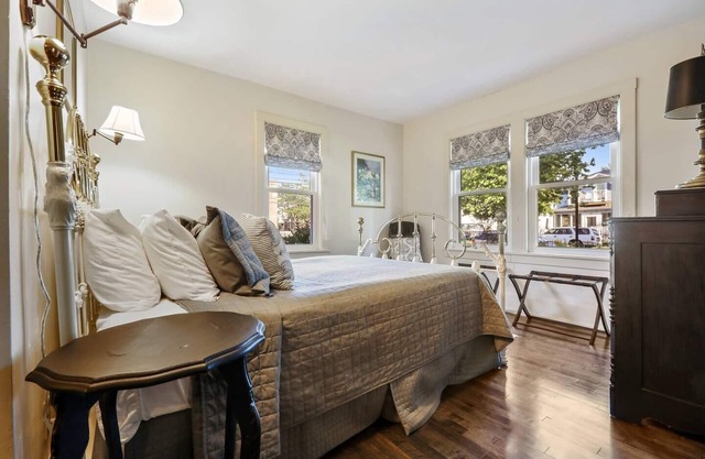 Beautiful suite, Two person jet tub, Downtown.