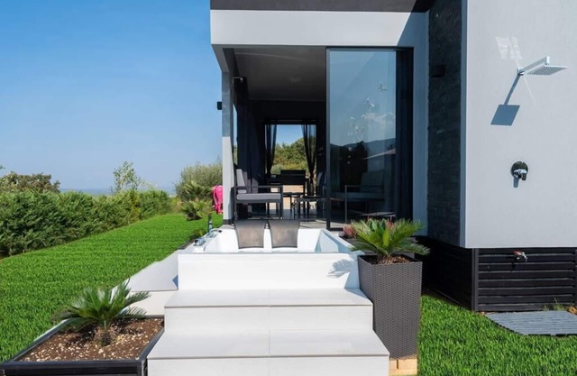 Beautiful Suite with large private garden and hot tub