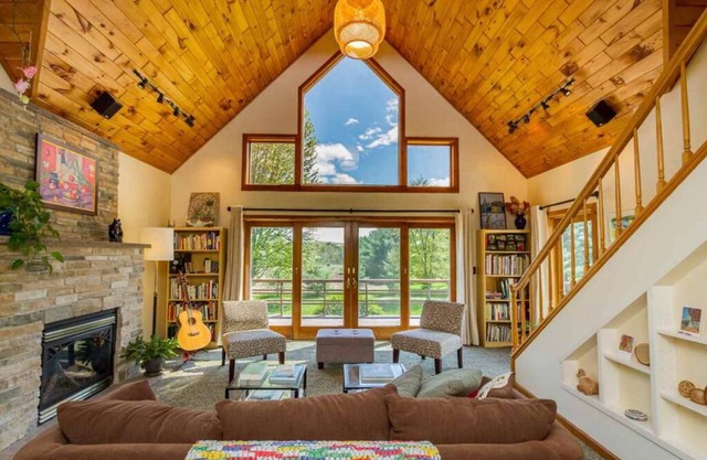 Beautiful, sunny, open-floor 3-bedroom house in Saratoga Springs