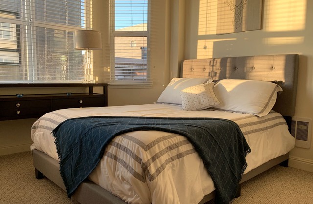 Beautiful & Sunny 2 Bedroom Apartment - w/Private Parking, Roof Deck, Laundry!