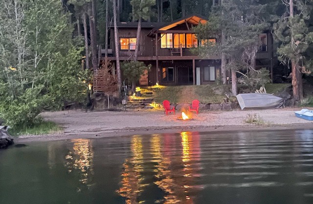 Beautiful Sunny Beach Front Lake House