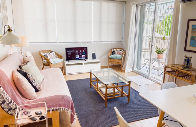 Schöne sonnige große 1-Zimmer-Wohnung nur einen Block vom Strand entfernt!