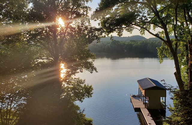 Wunderschöne Sonnenuntergänge mit einem Dock am Watts Bar Lake