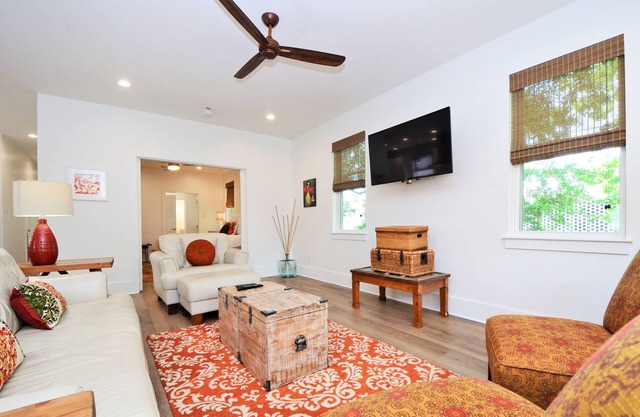 Impeccable Uptown Klassische Town Home Gem.