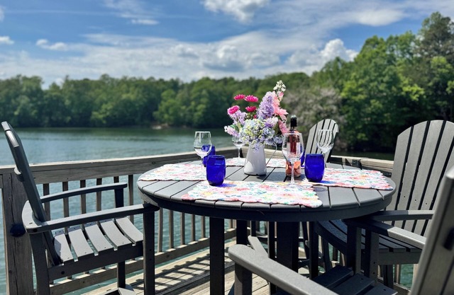 Beautiful! SUPs, Fire Table, Game Room, Party Dock, Deep Cove, Fast WIFI,Pets OK