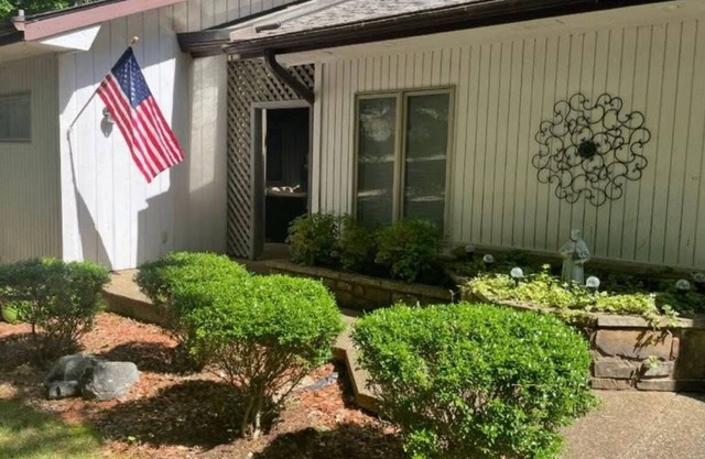 Beautiful townhome with large, sunny atrium and back deck. Sleepsn6.