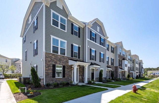 Beautiful Three Bedroom Townhome w/ Nice Amenities