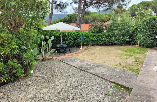 Beautiful three-room apartment with 2 full bathrooms less than 10 minutes walk to the beach