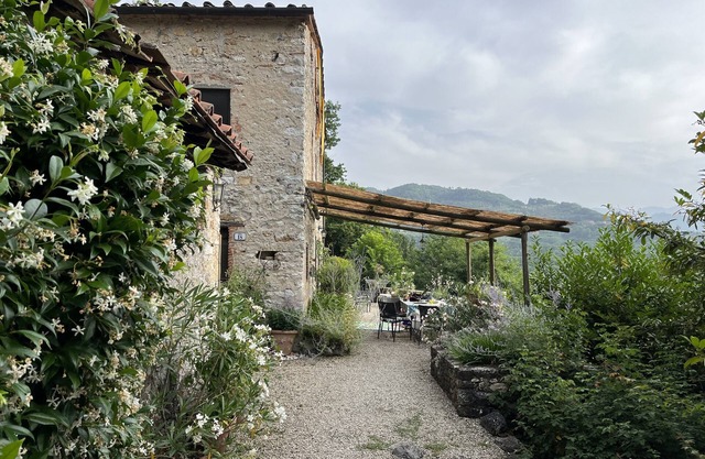 Schönes dreistöckiges Bauernhaus aus Stein in der Nähe von Lucca, Toskana