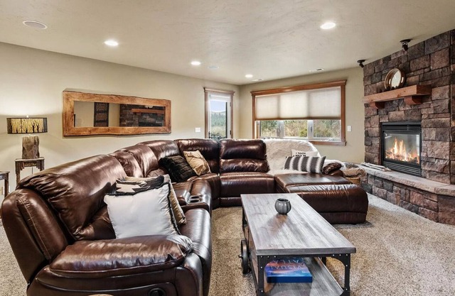 BEAUTIFUL TIMBER ACCENTED CABIN
