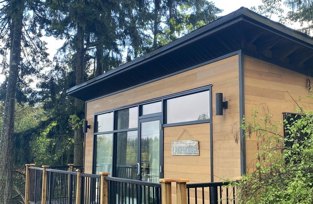 Beautiful tiny home nestled in shawnigan lake