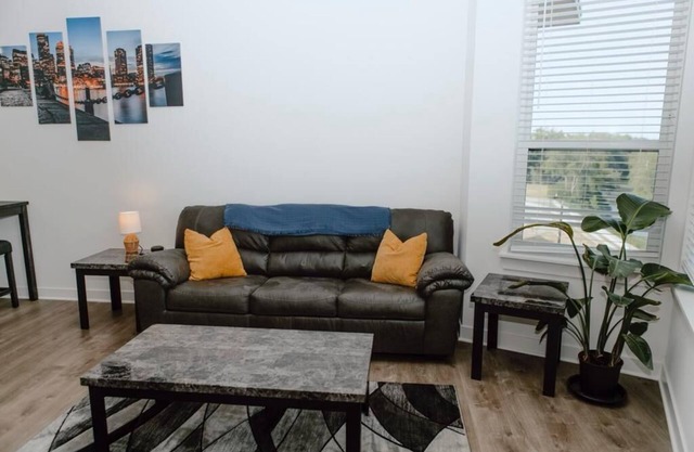 Beautiful Top Floor 1BR with Free Parking & River View