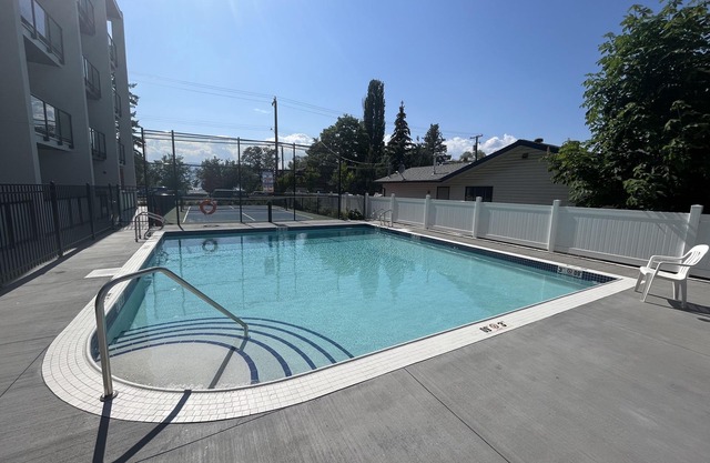 Beautiful Top Floor Condo Okanagan Lake View w/ pool