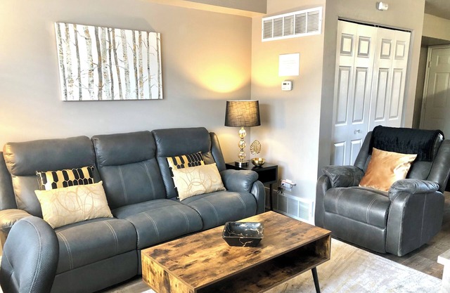 BEAUTIFUL TOWNHOME!! FAST WIFI, 5 MIN TO HAFB.