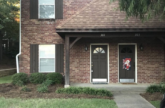 Beautiful Townhome in Gated Community 1 mile from Ole Miss