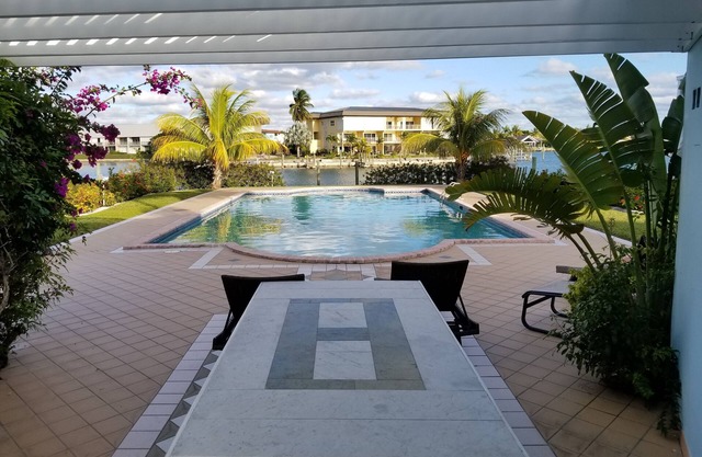 Beautiful Townhome on canal with dock slip, 2 min drive to the beach