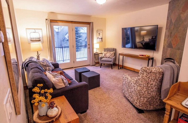 Beautiful townhome on Ski Hill Road, 1 mile from Driggs + 11 miles from Grand Targhee