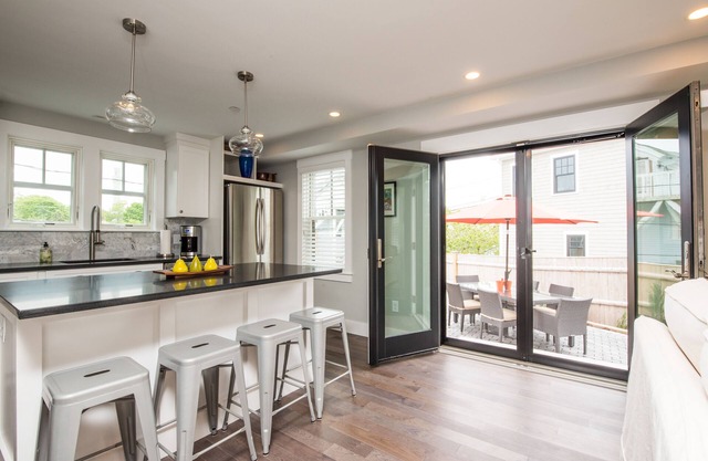 Neues Stadthaus, 1 Block zum Gewerbe, 2bd / 2ba, Fp, Parkplatz, weitläufiger Patio