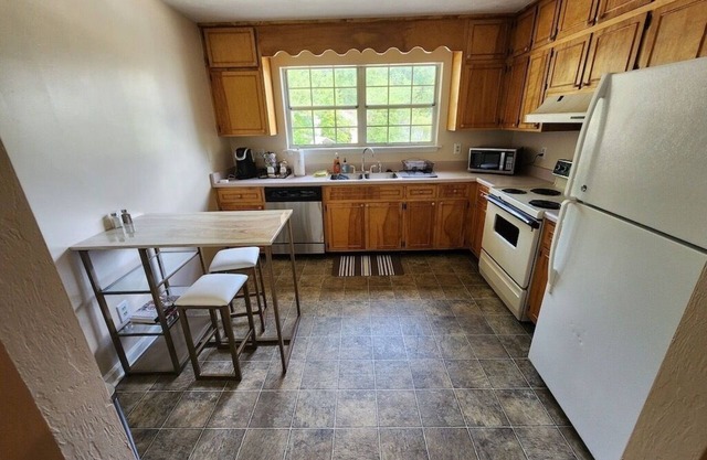 Beautiful Townhome! 1 Mile to TMH, 2 master suites