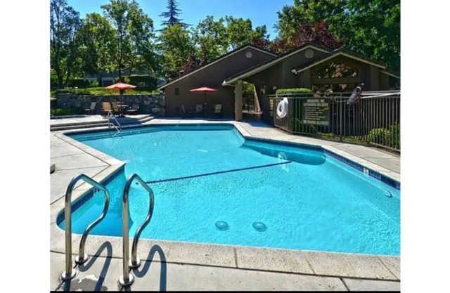 Beautiful townhome with panoramic view of golf course & hills (San Ramon, CA)
