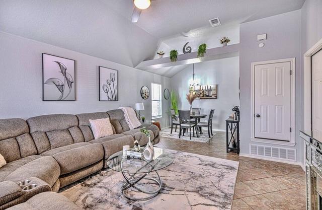 Beautiful Townhome with Hot Tub, Pool Table, and Fire Pit!!