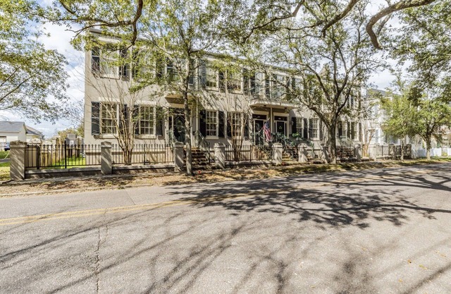 Beautiful Townhouse at De Tonti Square