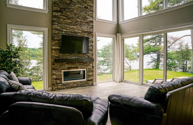 Beautiful tranquil lakehouse in the heart of the Thousand Islands awaits you!