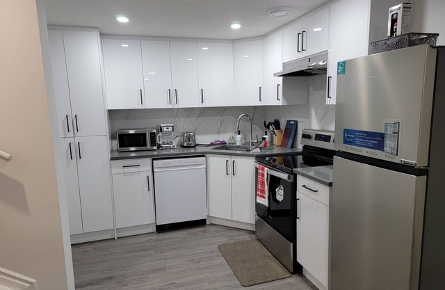 Beautiful Tranquil One Bedroom, calm, cozy and clean Basement Suite