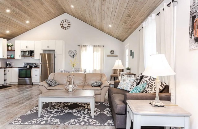 Beautiful Tranquil Stay Near the Water - Cabin 11