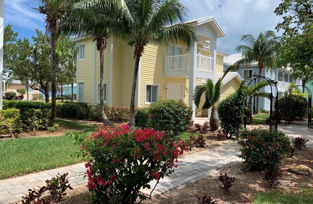 Beautiful Tree House at Bimini Bay - steps away from the beach