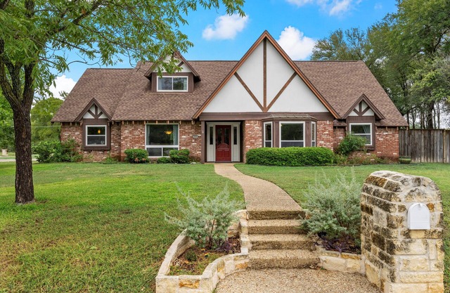 Beautiful Tudor Style home centrally located, and packed with amenities!