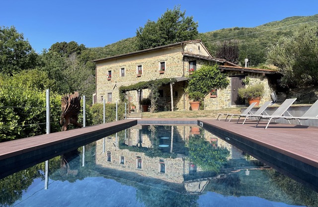Schöne toskanischen Bauernhaus mit herrlichem Blick und Pool