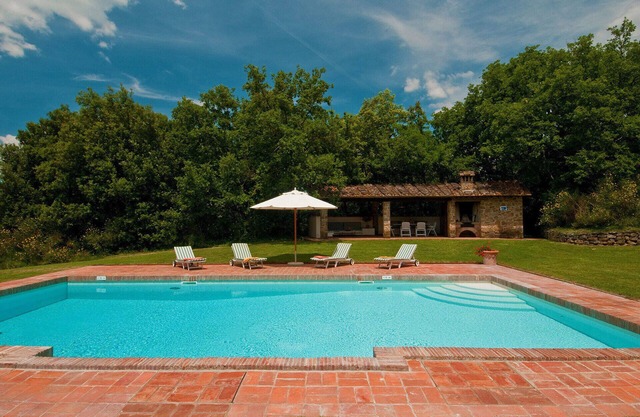 Beautiful Tuscan Villa, pool, A/C, patio, great location!
