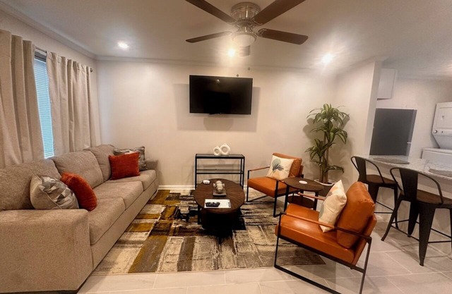 Beautiful Two Bed Room - Apt 1 - Down Stairs