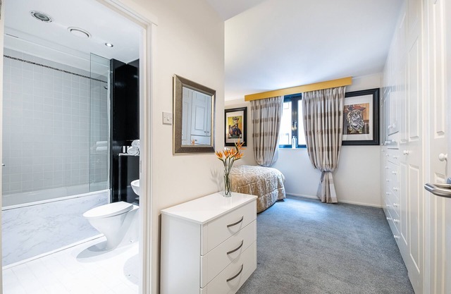 Schöne Wohnung mit zwei Schlafzimmern in Kensington