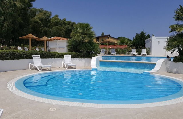 Hermosa villa de dos dormitorios con vistas al mar, nadar en la piscina, la cultura y la relajación.