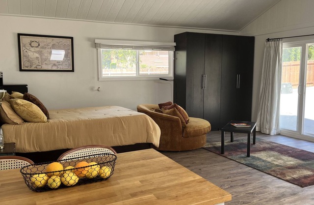 Beautiful Updated Quiet Guesthouse in the Hills