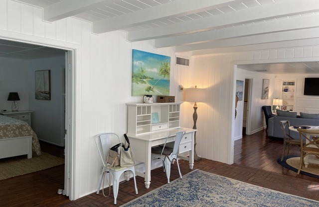 Beautiful Updated 2 Bedroom Cottage/ 3 Blocks from Naples Pier.