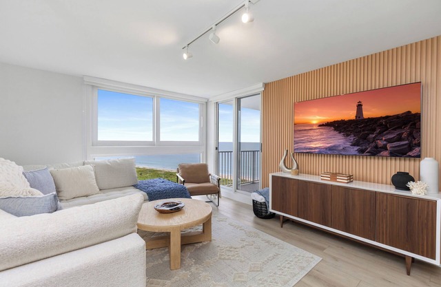 Beautiful updated 2/2 Condo, Ocean views, balcony, tennis/pickle ball, gym &more