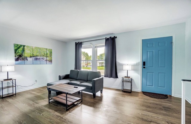Beautiful Updated 4 Bedroom Home in Huntington, King Bed, Close to University!