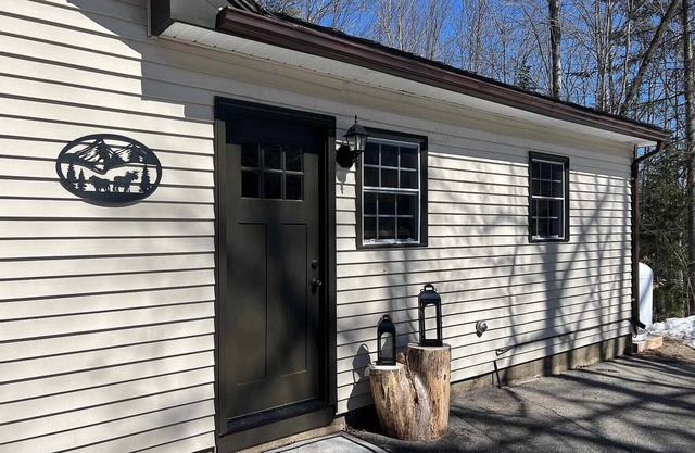 Beautiful, updated cozy cottage. Just minutes away from North Conway!
