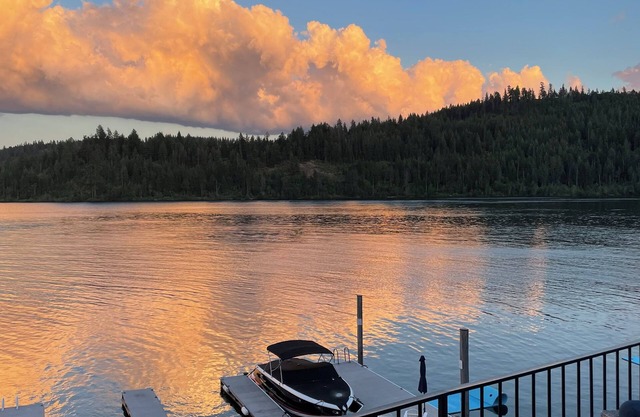Beautiful, updated lakefront home on Lake Coeur d’Alene - sleeps up to 8