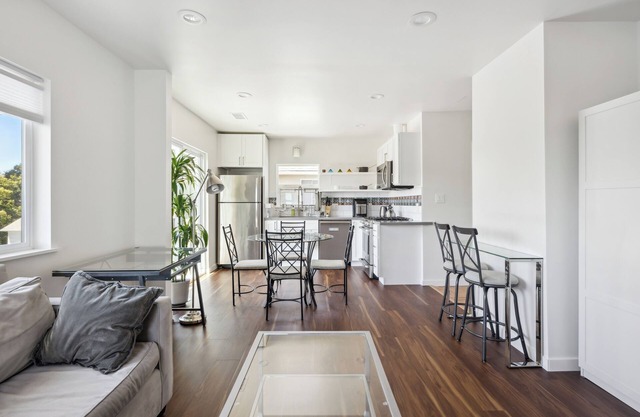 Beautiful upstairs 3-bedrm 1.5 Ba flat in Berkeley, W/D in unit, fast WiFi