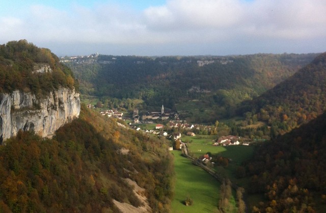 Schöne Aussicht auf Baume les Messieurs