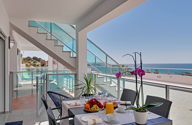 Beautiful View! 2 bdr/ 2 bthr, beach100m and 300m Old Town, pool, garage, aircon